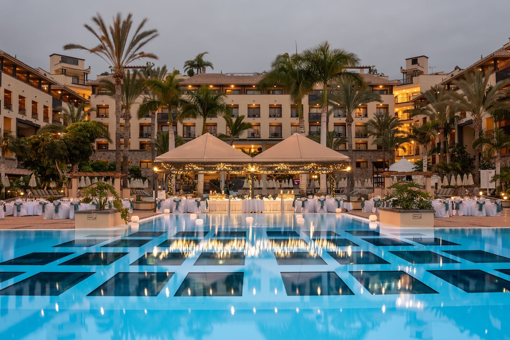 GF Gran Costa Adeje — Swimming pool in Costa Adeje, Canary Islands