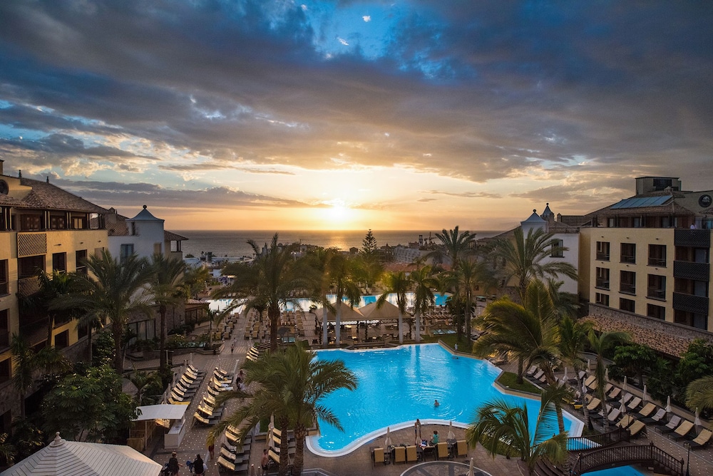 GF Gran Costa Adeje — Swimming pool in Costa Adeje, Canary Islands