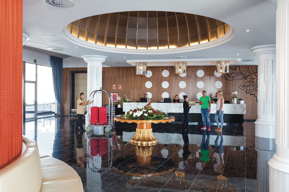 Hotel Riu Palace Tenerife — Hotel building in Costa Adeje, Canary Islands