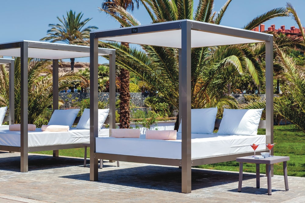 Hotel Riu Palace Tenerife — Hotel building in Costa Adeje, Canary Islands