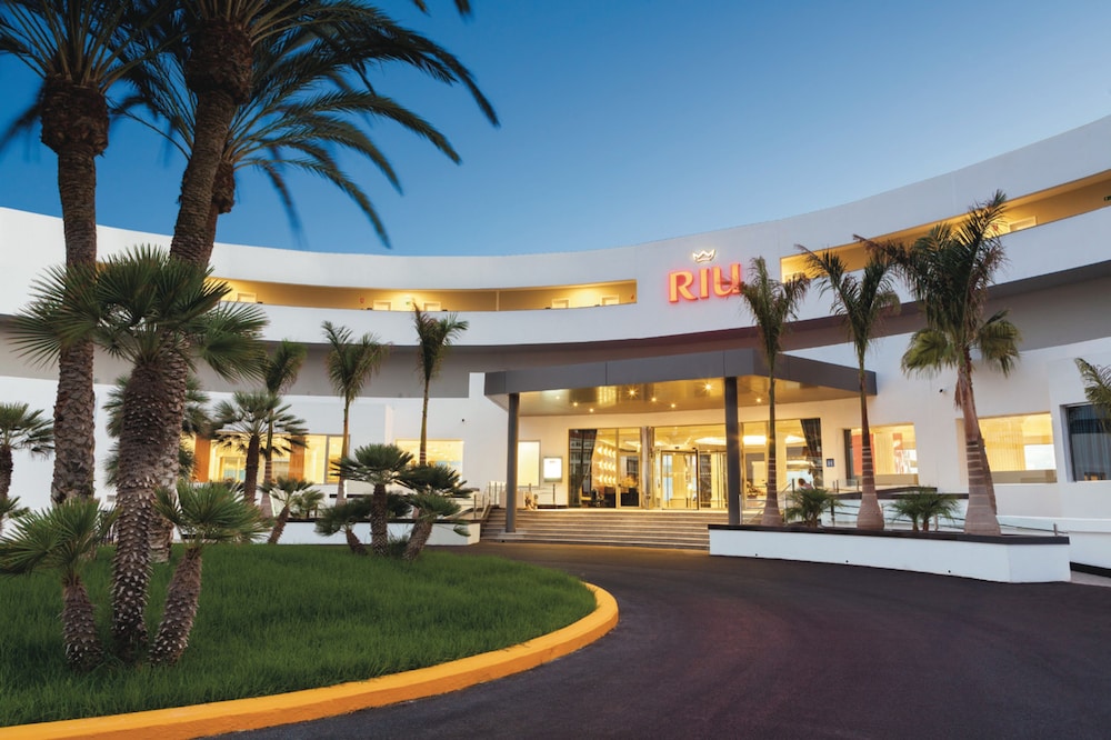 Hotel Riu Palace Tenerife — Hotel building in Costa Adeje, Canary Islands