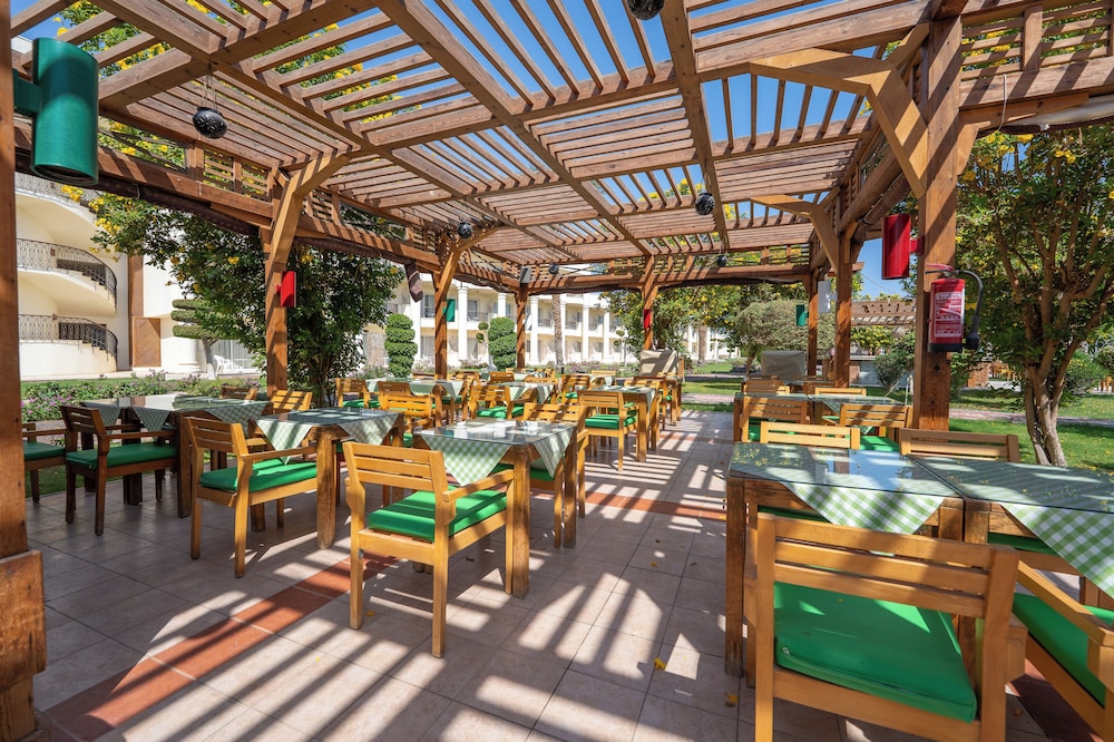 JAZ Palmariva Beach — Restaurant & bars in Makadi Bay, Red Sea