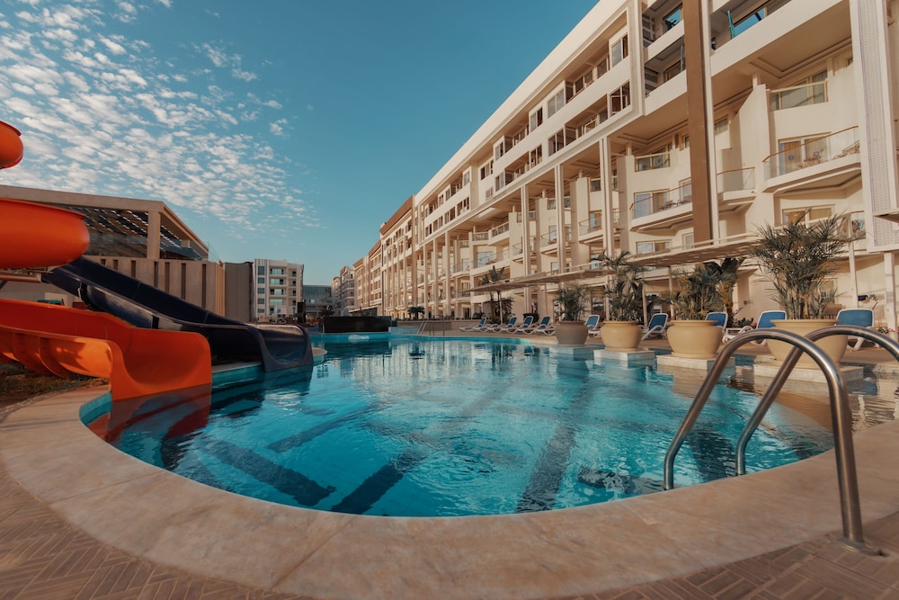 Bellagio Beach Resort — Swimming pool in Hurghada, Red Sea