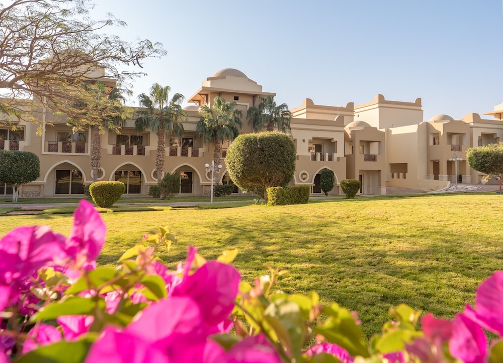 SRNTY Sea Reef - Ex Serenity Alpha Beach — Hotel building in Makadi Bay, Red Sea