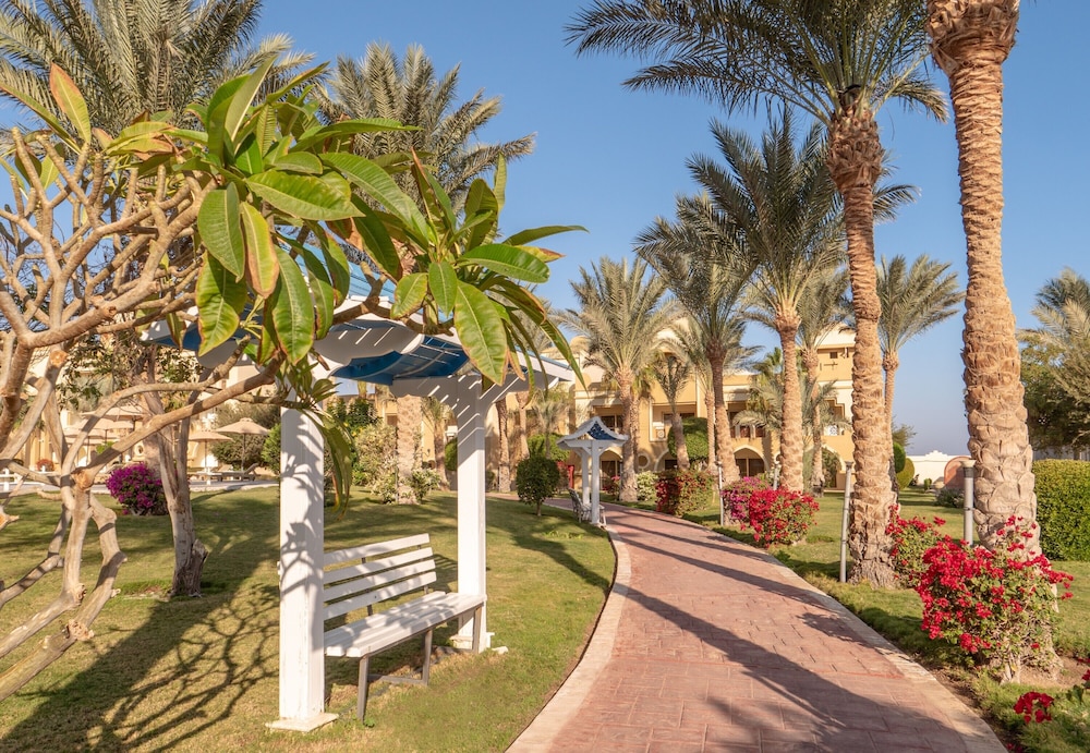 SRNTY Sea Reef - Ex Serenity Alpha Beach — Hotel building in Makadi Bay, Red Sea