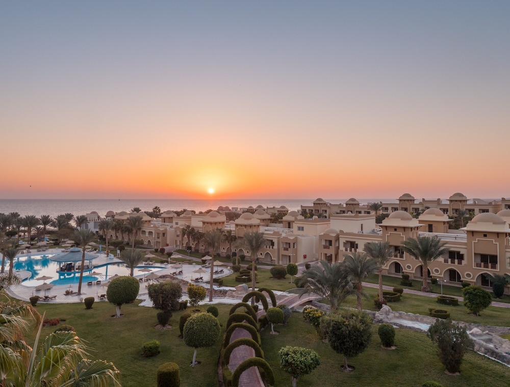 SRNTY Sea Reef - Ex Serenity Alpha Beach — Hotel building in Makadi Bay, Red Sea