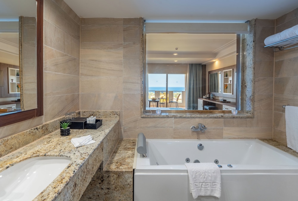 SRNTY Sea Reef - Ex Serenity Alpha Beach — Hotel rooms in Makadi Bay, Red Sea
