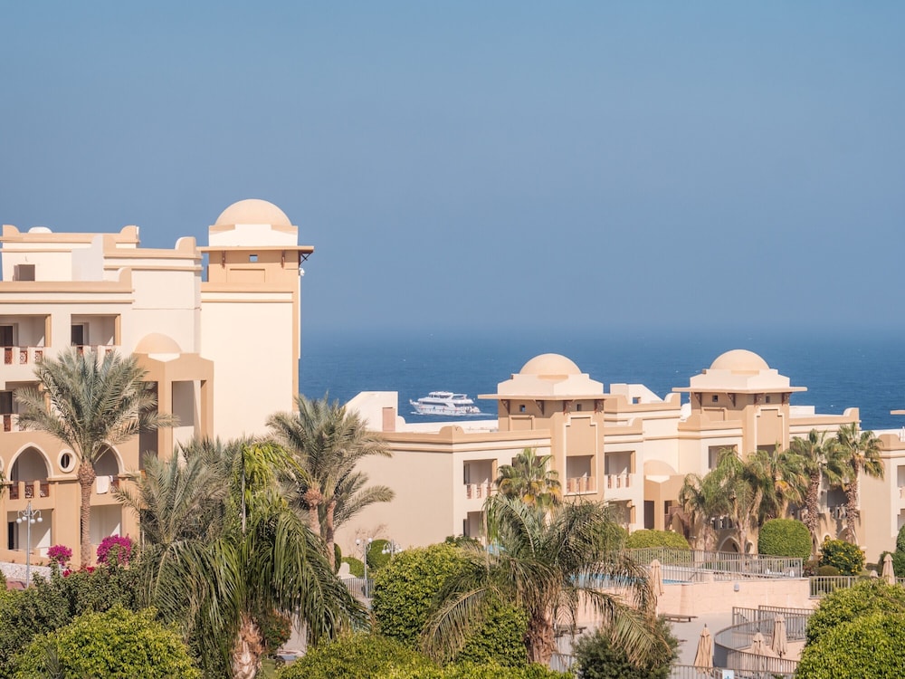 SRNTY Sea Reef - Ex Serenity Alpha Beach — Hotel building in Makadi Bay, Red Sea