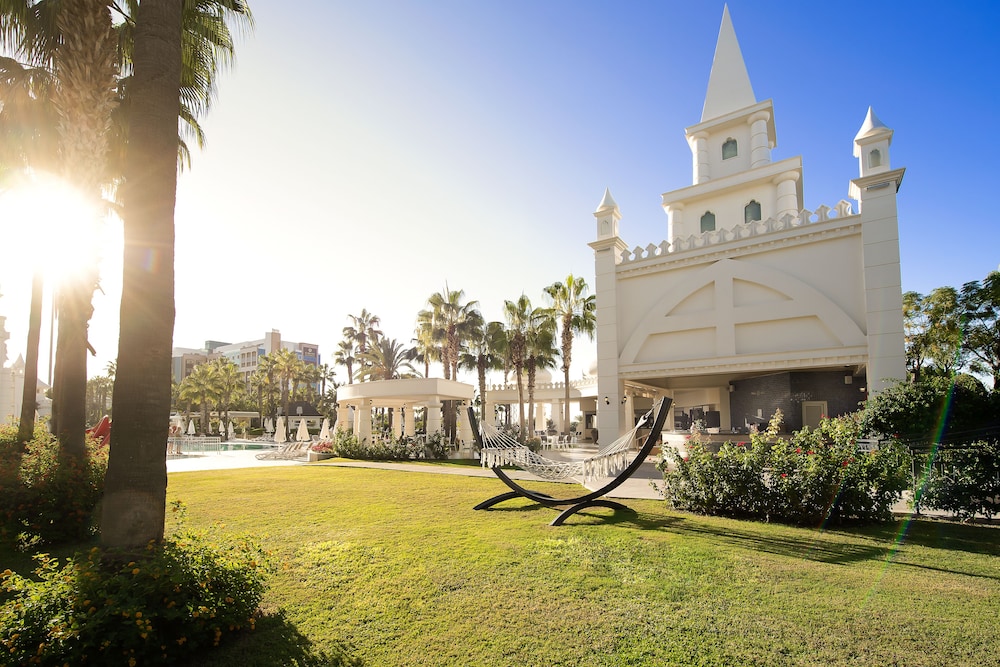 Kamelya Fulya Hotel - All inclusive — Hotel building in Side