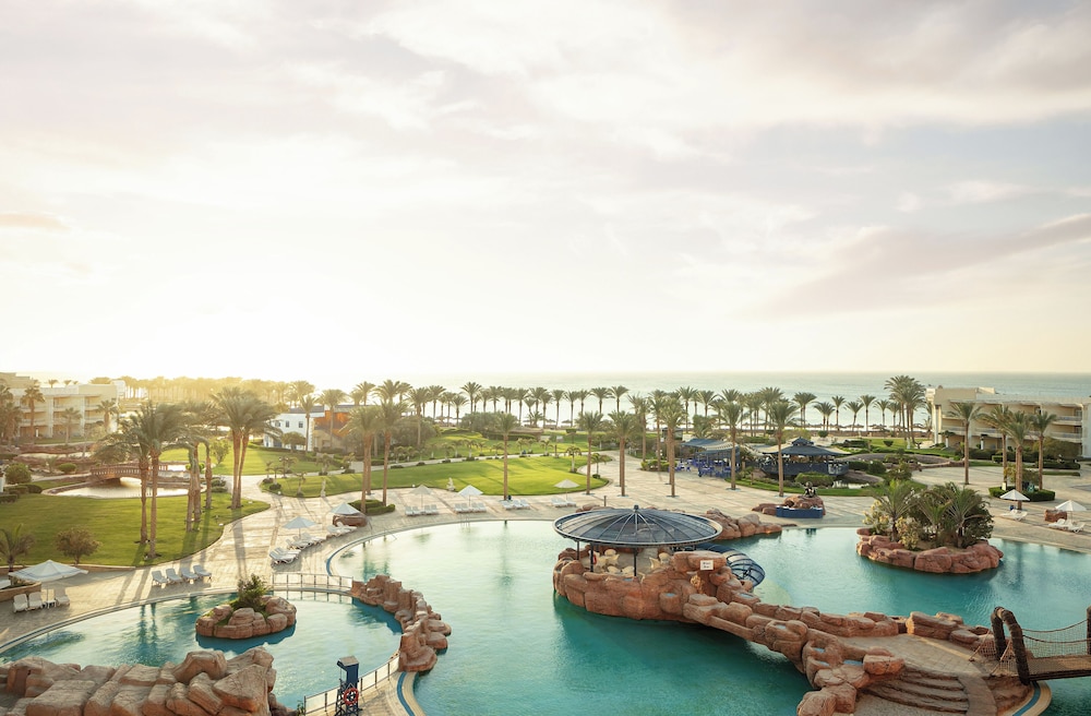 Palm Royale Resort - Soma Bay — Swimming pool in Soma Bay, Red Sea