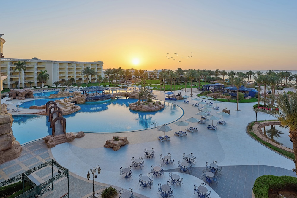 Palm Royale Resort - Soma Bay — Swimming pool in Soma Bay, Red Sea