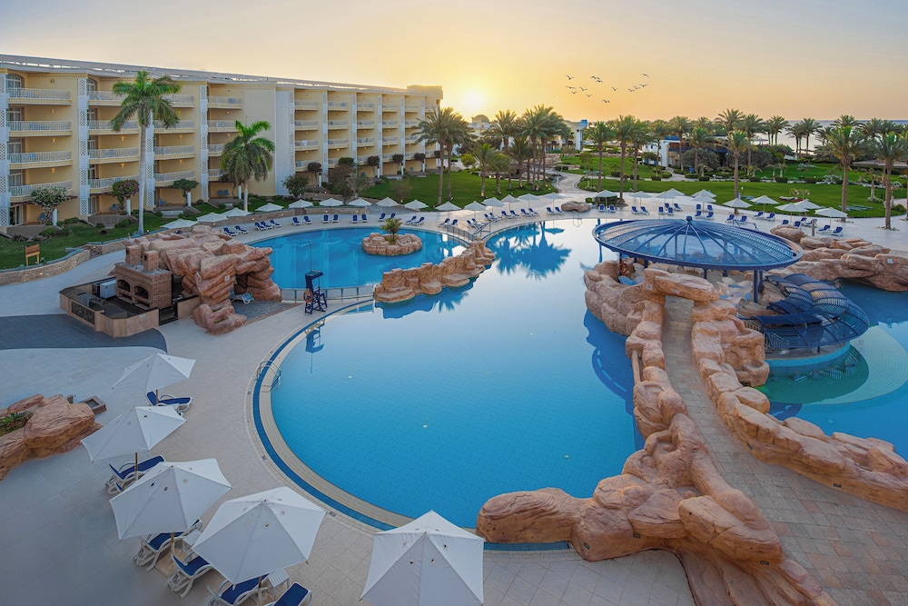 Palm Royale Resort - Soma Bay — Swimming pool in Soma Bay, Red Sea
