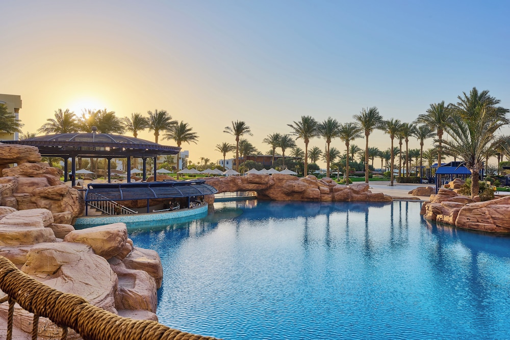 Palm Royale Resort - Soma Bay — Swimming pool in Soma Bay, Red Sea