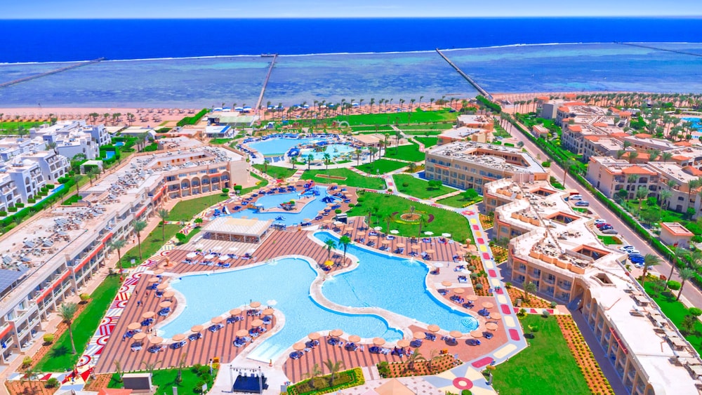Pickalbatros Royal Moderna Sharm & Aqua Park - All inclusive — Hotel building in Sharm El Sheikh, Red Sea