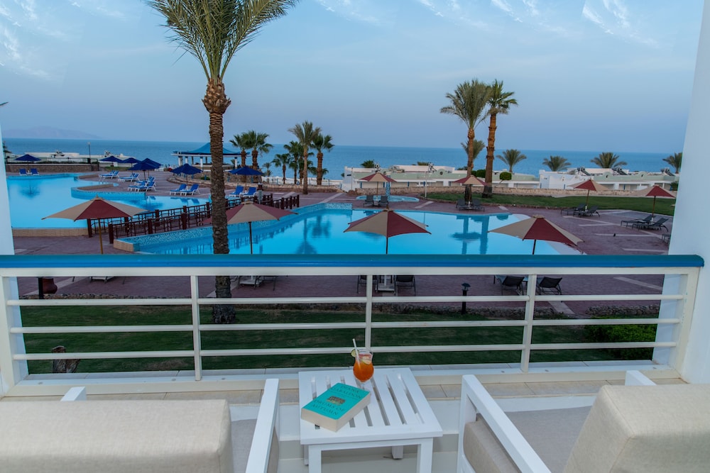 Renaissance Sharm El Sheikh Golden View Beach Resort — Swimming pool in Sharm El Sheikh, Red Sea