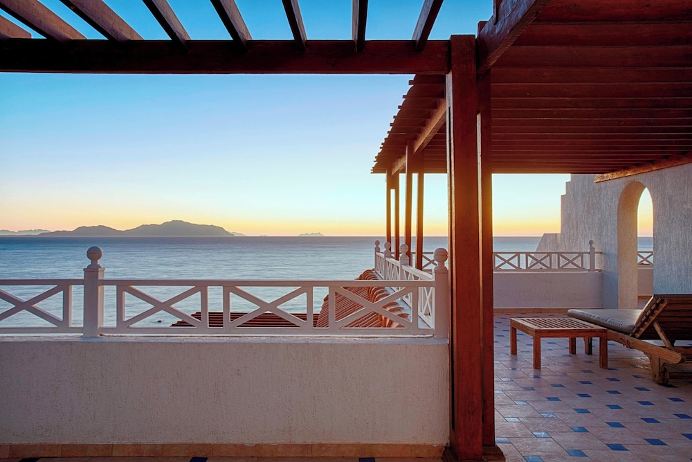 Sheraton Sharm Hotel, Resort, Villas & Spa — Hotel building in Sharm El Sheikh, Red Sea