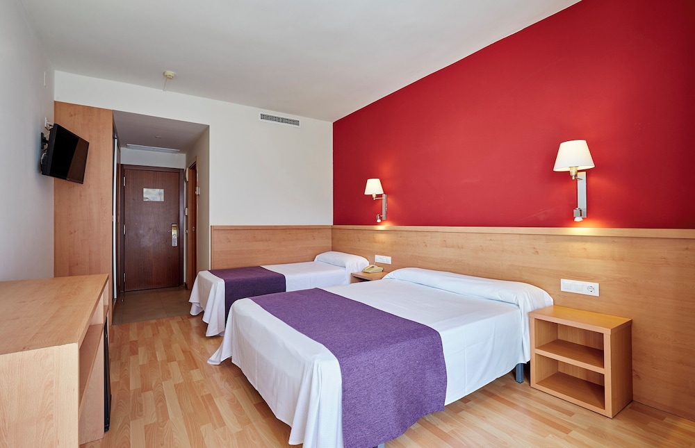 Surf Mar Hotel — Hotel rooms in Lloret de Mar, Catalonia