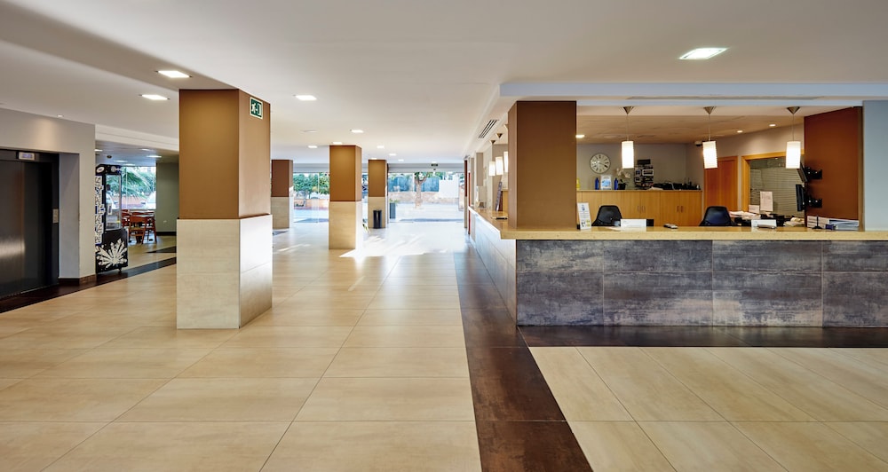 Surf Mar Hotel — Hotel building in Lloret de Mar, Catalonia