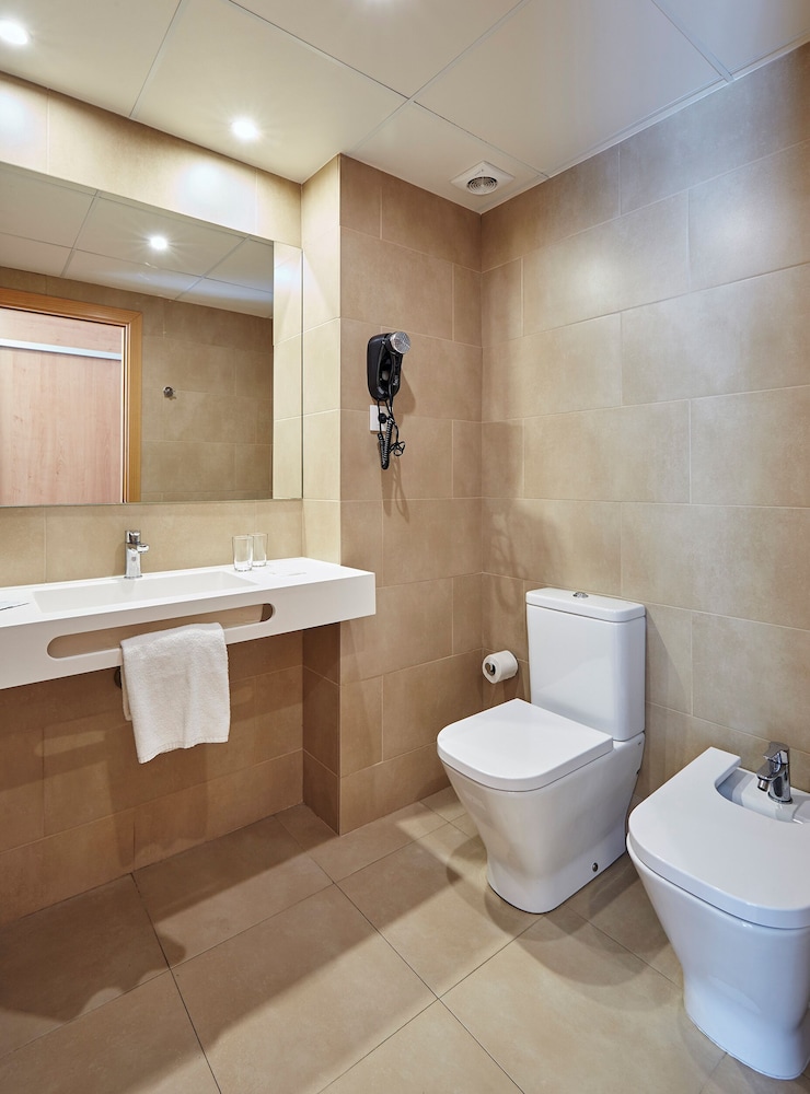 Surf Mar Hotel — Hotel rooms in Lloret de Mar, Catalonia