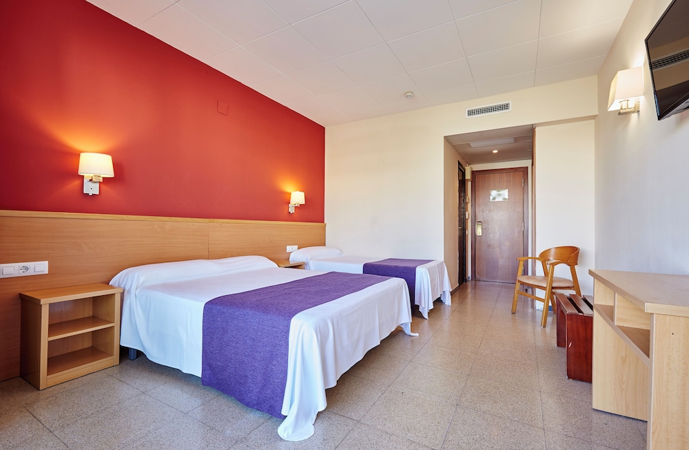Surf Mar Hotel — Hotel rooms in Lloret de Mar, Catalonia