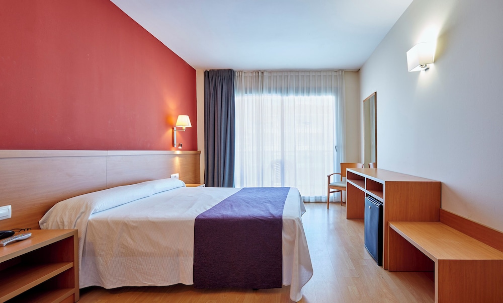 Surf Mar Hotel — Hotel rooms in Lloret de Mar, Catalonia