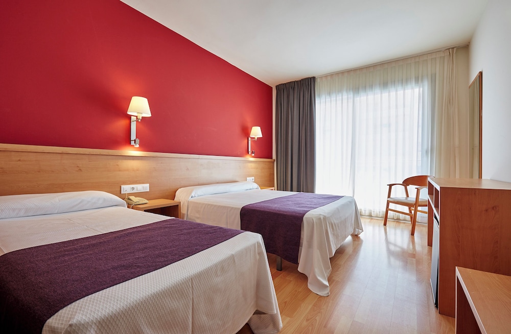 Surf Mar Hotel — Hotel rooms in Lloret de Mar, Catalonia