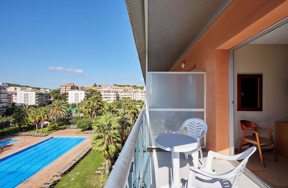 Surf Mar Hotel — Hotel rooms in Lloret de Mar, Catalonia