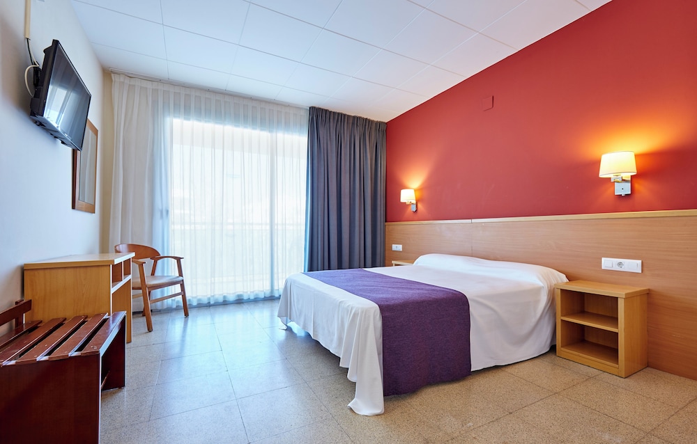 Surf Mar Hotel — Hotel rooms in Lloret de Mar, Catalonia