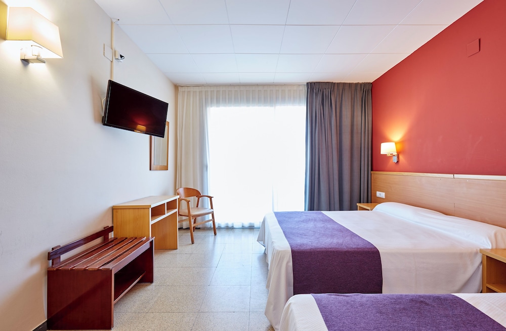 Surf Mar Hotel — Hotel rooms in Lloret de Mar, Catalonia