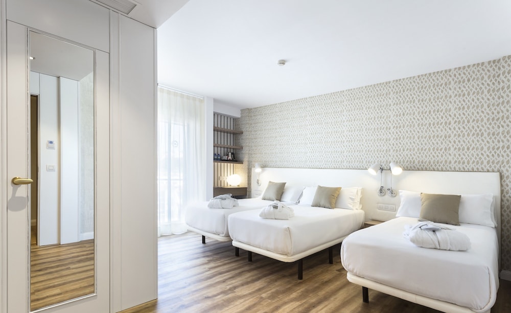 Anabel Hotel — Hotel rooms in Lloret de Mar, Catalonia