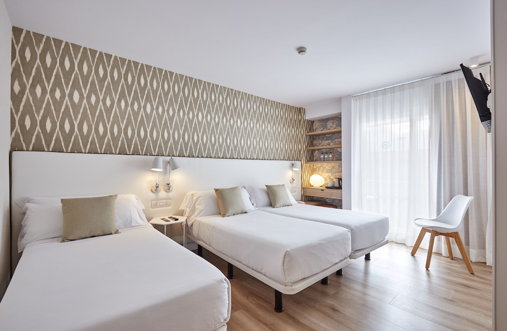 Anabel Hotel — Hotel rooms in Lloret de Mar, Catalonia