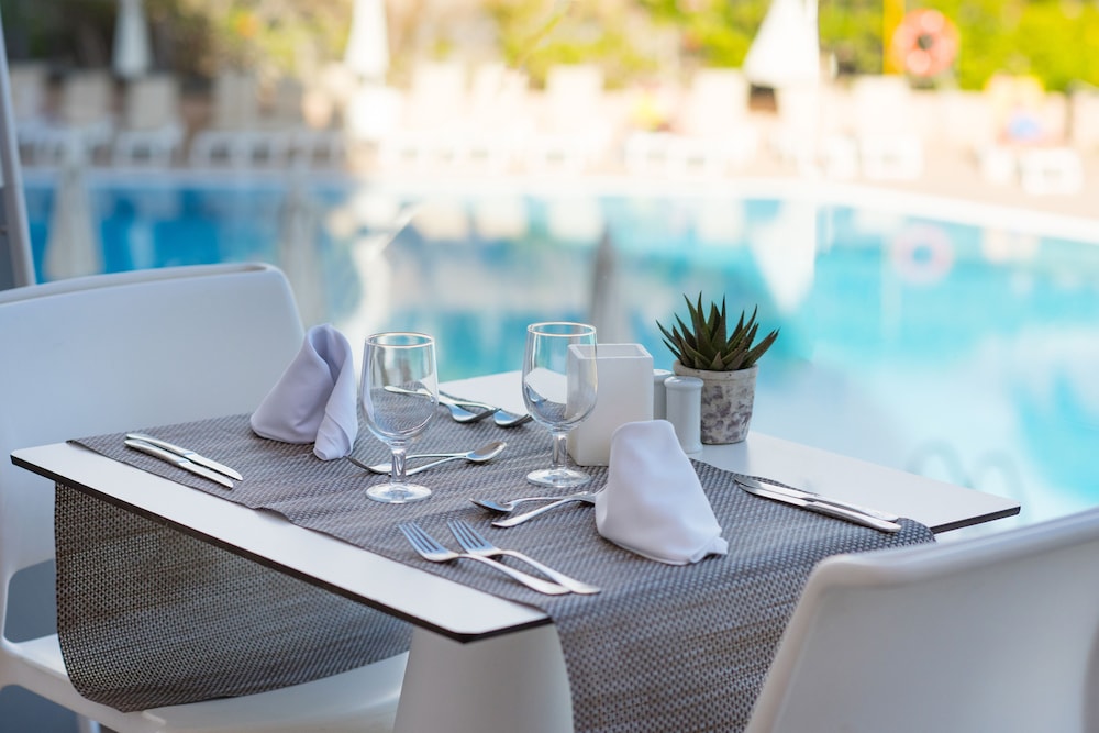 Iberostar Waves Bouganville Playa — Restaurant & bars in Costa Adeje, Canary Islands