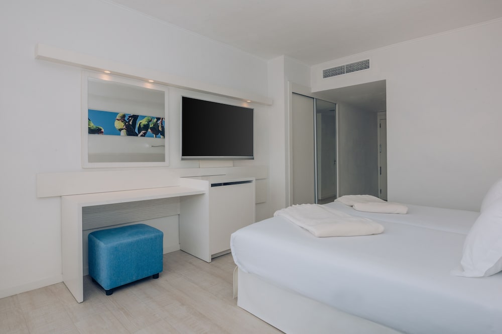 Iberostar Waves Bouganville Playa — Hotel rooms in Costa Adeje, Canary Islands
