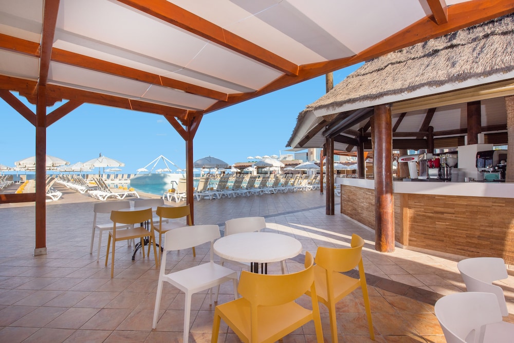 Iberostar Waves Bouganville Playa — Restaurant & bars in Costa Adeje, Canary Islands