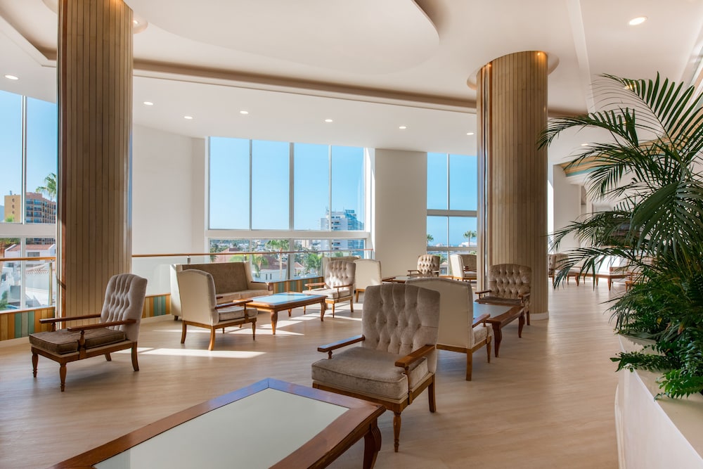 Iberostar Waves Bouganville Playa — Hotel building in Costa Adeje, Canary Islands