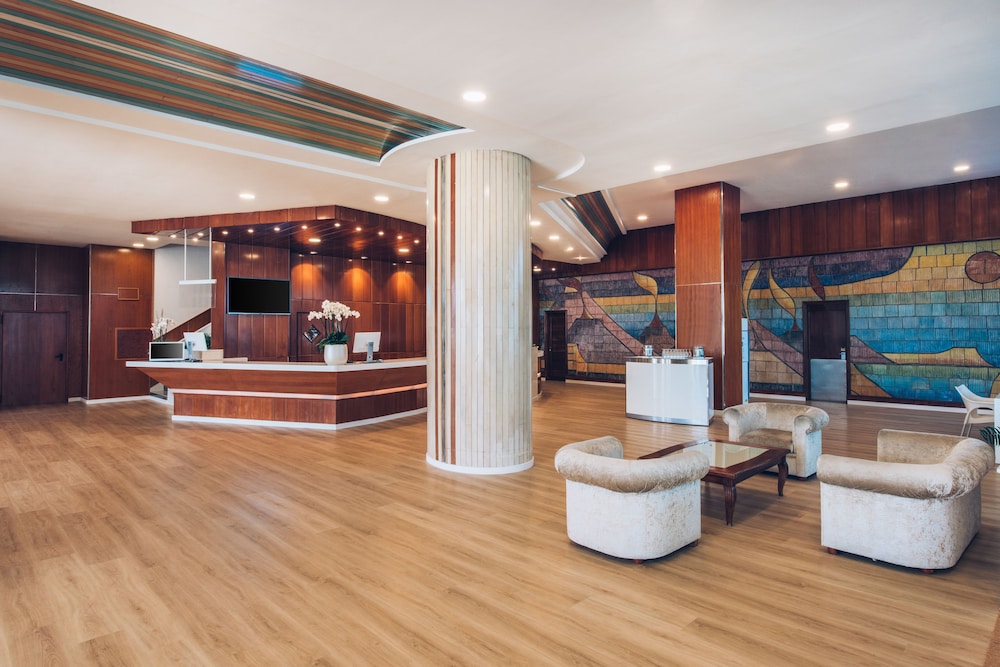 Iberostar Waves Bouganville Playa — Hotel building in Costa Adeje, Canary Islands