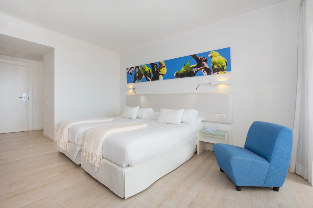 Iberostar Waves Bouganville Playa — Hotel rooms in Costa Adeje, Canary Islands