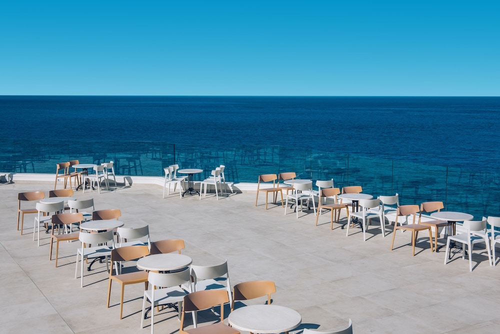 Iberostar Waves Bouganville Playa — Restaurant & bars in Costa Adeje, Canary Islands