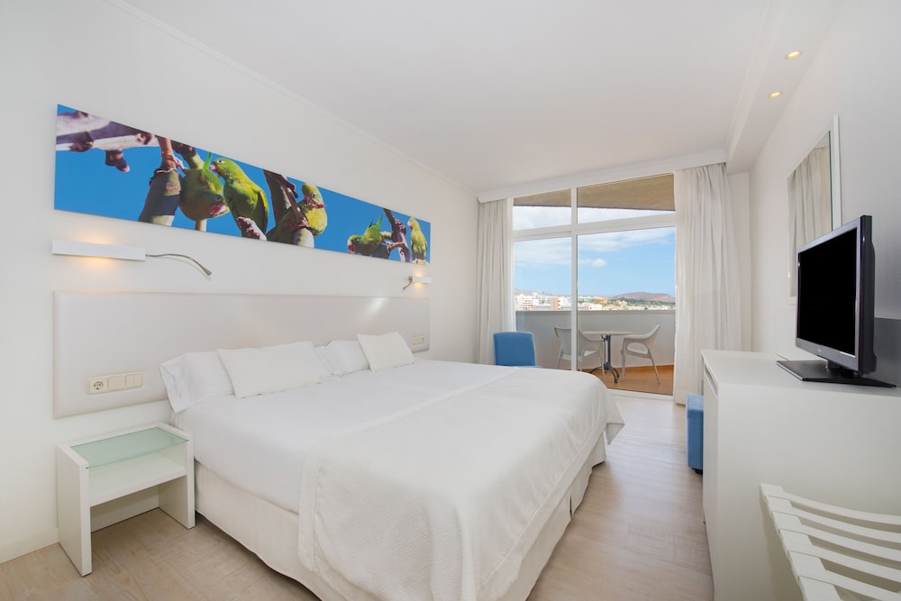 Iberostar Waves Bouganville Playa — Hotel rooms in Costa Adeje, Canary Islands
