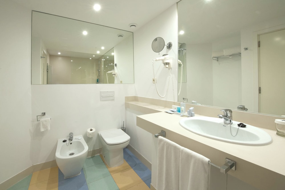 Iberostar Waves Bouganville Playa — Hotel rooms in Costa Adeje, Canary Islands
