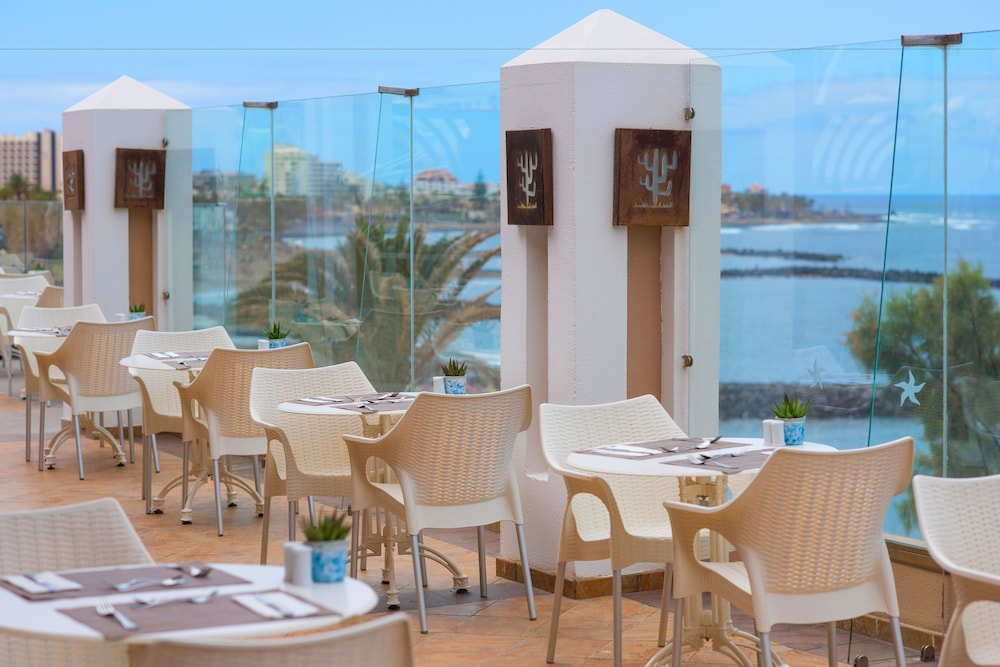 Iberostar Waves Bouganville Playa — Restaurant & bars in Costa Adeje, Canary Islands