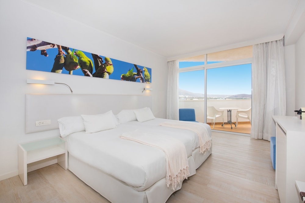 Iberostar Waves Bouganville Playa — Hotel rooms in Costa Adeje, Canary Islands