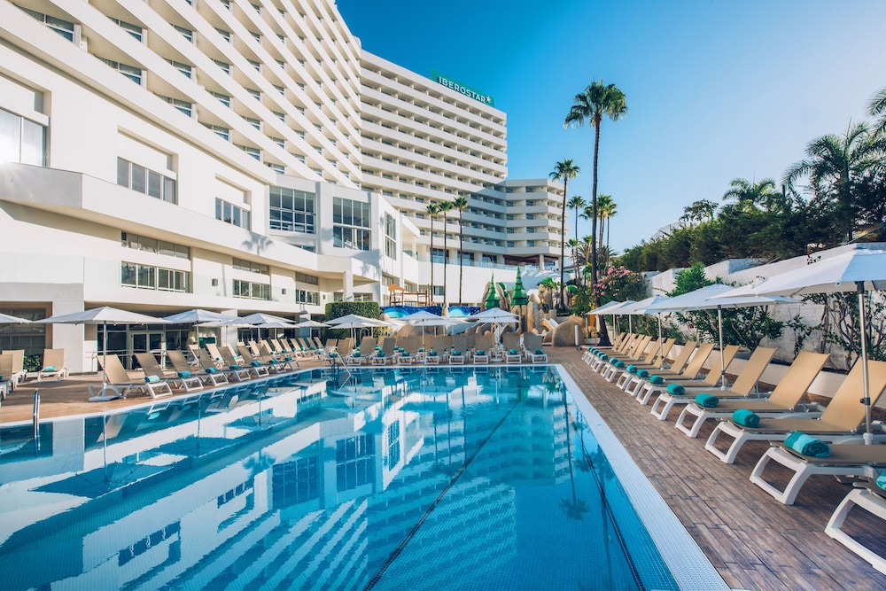 Iberostar Waves Bouganville Playa — Swimming pool in Costa Adeje, Canary Islands