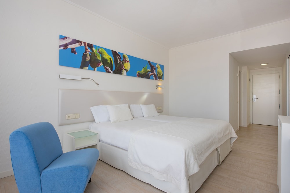 Iberostar Waves Bouganville Playa — Hotel rooms in Costa Adeje, Canary Islands