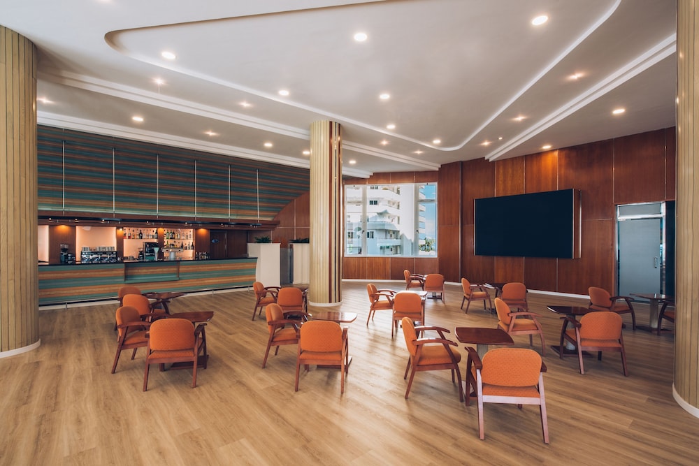 Iberostar Waves Bouganville Playa — Restaurant & bars in Costa Adeje, Canary Islands