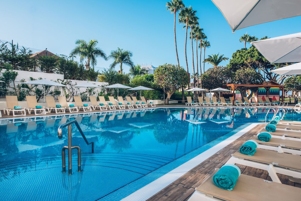 Iberostar Waves Bouganville Playa — Swimming pool in Costa Adeje, Canary Islands