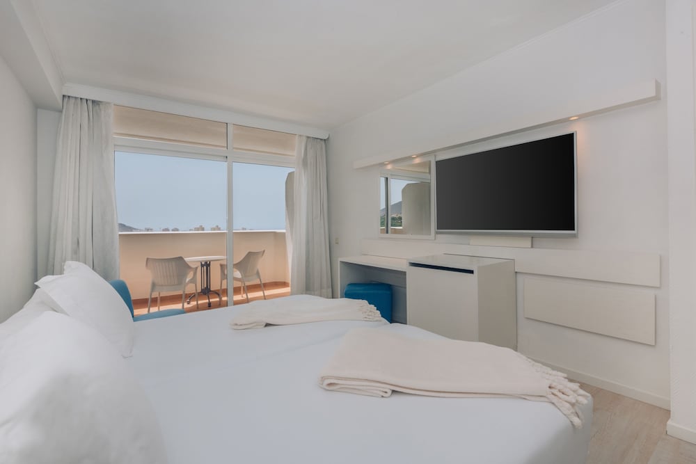 Iberostar Waves Bouganville Playa — Hotel rooms in Costa Adeje, Canary Islands