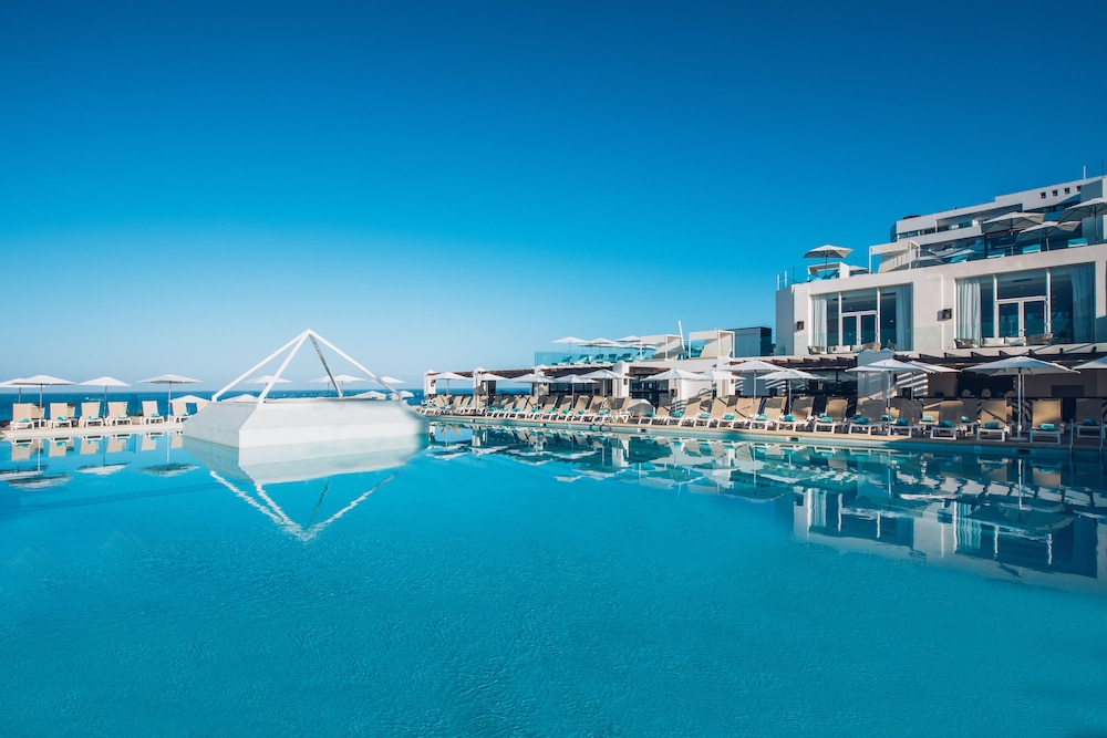 Iberostar Waves Bouganville Playa — Swimming pool in Costa Adeje, Canary Islands