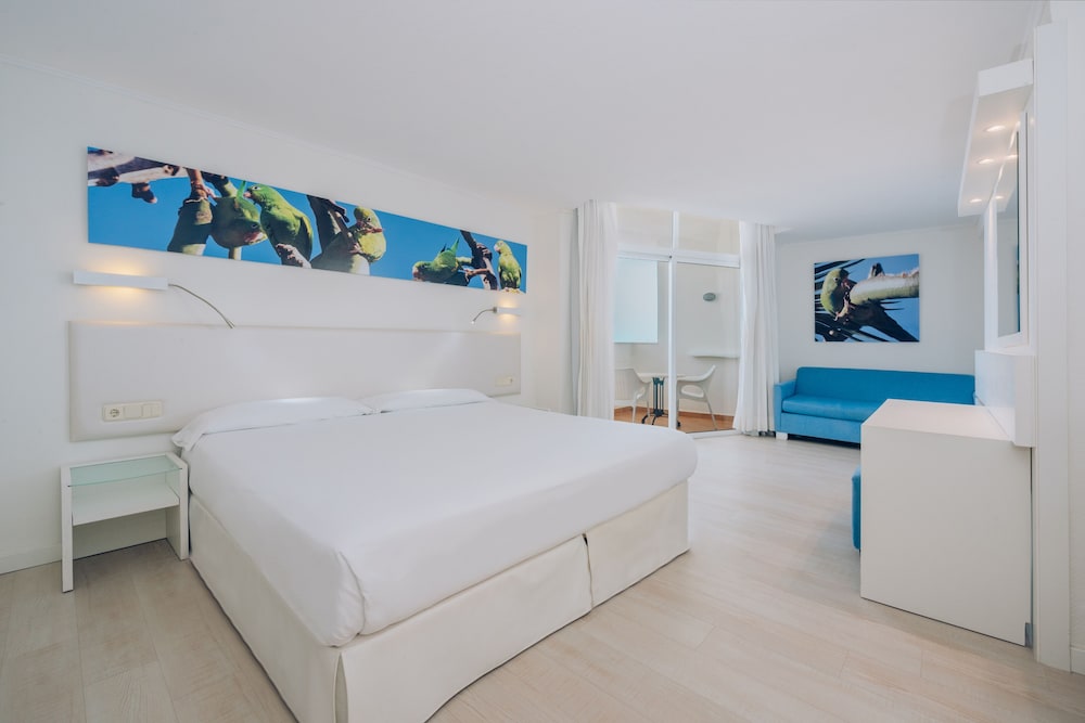 Iberostar Waves Bouganville Playa — Hotel rooms in Costa Adeje, Canary Islands