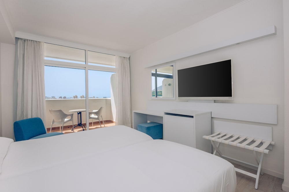 Iberostar Waves Bouganville Playa — Hotel rooms in Costa Adeje, Canary Islands